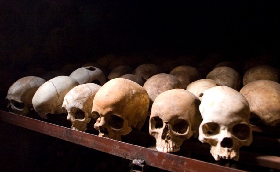 Schedels van slachtoffers van de Rwandese genocide van 1994 in Nyamata (cc - Inisheer)