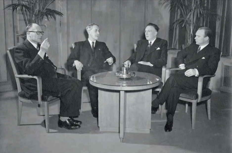 Directie Staatsmijnen aan de rooktafel. V.l.n.r. mr. F.M.J. Jansen, dr.ir. Ch. Th. Groothoff, H.H. Wemmers en drs. A.C.J. Rottier. Opname waarschijnlijk na 1 januari 1949.