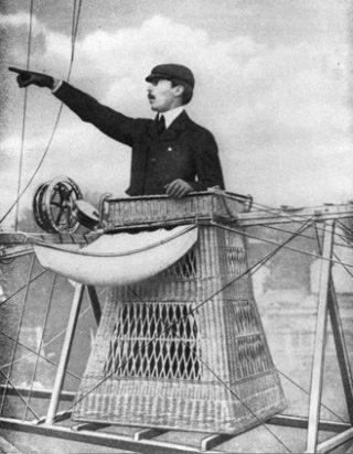 Alberto Santos-Dumont in een van zijn creaties (Publiek Domein - wiki)