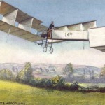 Ansichtkaart met een afbeelding van Alberto Santos-Dumont in een van zijn machines (Publiek Domein - wiki)
