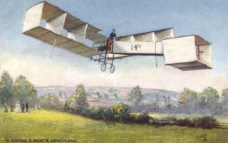Ansichtkaart met een afbeelding van Alberto Santos-Dumont in een van zijn machines (Publiek Domein - wiki)