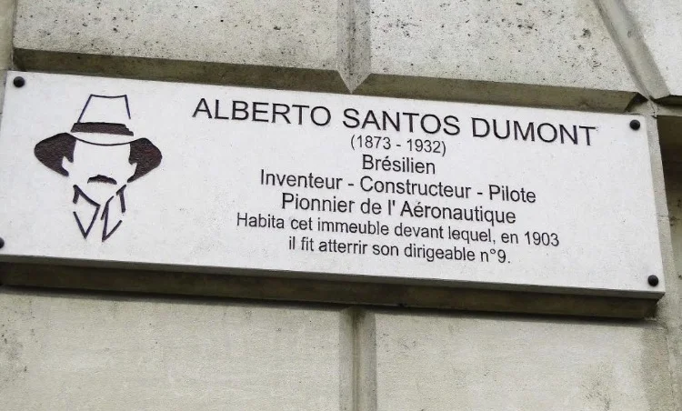 Bordje bij het voormalige woonhuis van Alberto Santos-Dumont in Parijs (Foto Chris Rachel Spatz)
