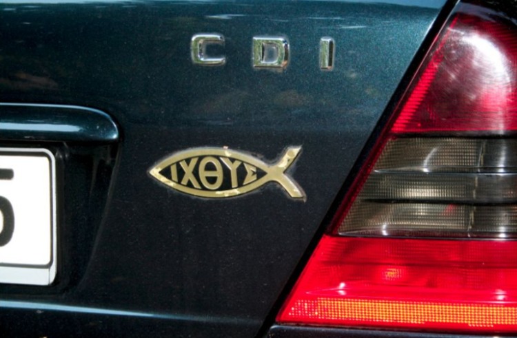 Ichthus-symbool op een auto (CC BY-SA 3.0 - wiki)
