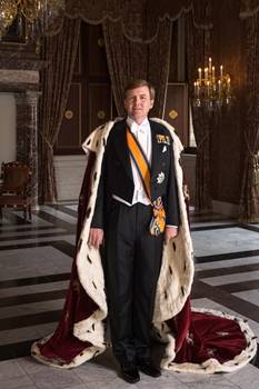 Koning Willem-Alexander met koningsmantel, april 2013 (CC0 - Koninklijk Huis - wiki)