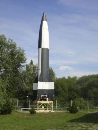 Replica van een V2-raket in Peenemünde (CC BY-SA 3.0 - AElfwine)
