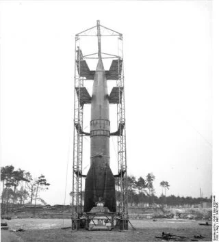 V-2 raket in Peenemünde (CC BY-SA 3.0 - wiki - Bundesarchiv RH8II Bild-B2054-44)