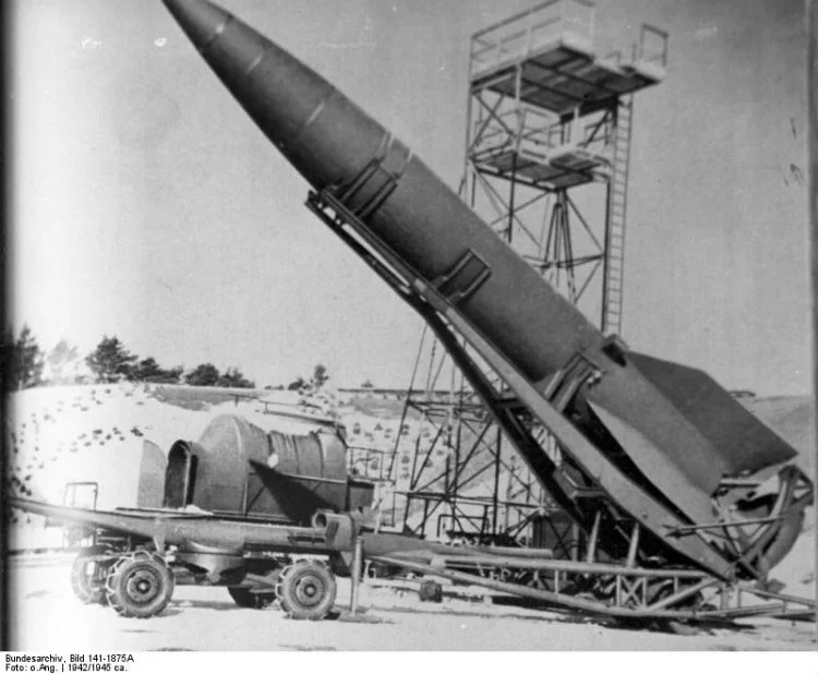 V2 raket in Peenemünde (Bundesarchiv, Bild 141-1875A / CC-BY-SA 3.0)