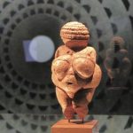 Venus van Willendorf tijdens een tentoonstelling in Oberhausen (CC BY-SA 3.0 - Ziko van Dijk)