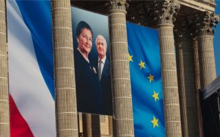 Simone Veil, tussen de zuilen van het Panthéon (Foto Chris Rachel Spatz)