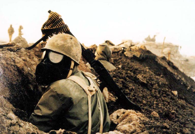 De Irak-Iranoorlog (1980-1988) - Iraanse strijder met gasmasker (CC BY-SA 3.0 - wiki)