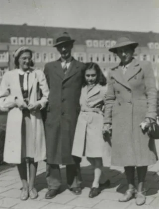 Familie Frank aan het Merwedeplein, 1941 (fotocollectie Anne Frank Stichting)