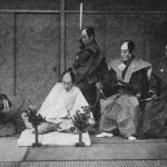 Foto uit 1897 van een in scène gezette Seppukuceremonie. De man in het wit pleegt harakiri / seppuku. (Publiek Domein - wiki)
