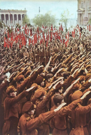 Hitlerjugend tijdens een manifestatie op de Lustgarten in Berlijn, met Hitlergroet en nationaalsocialistische vlaggen
