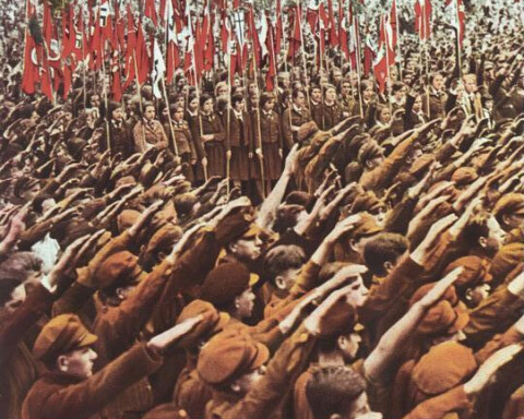Hitlerjugend tijdens een manifestatie op de Lustgarten in Berlijn, met Hitlergroet en nationaalsocialistische vlaggen