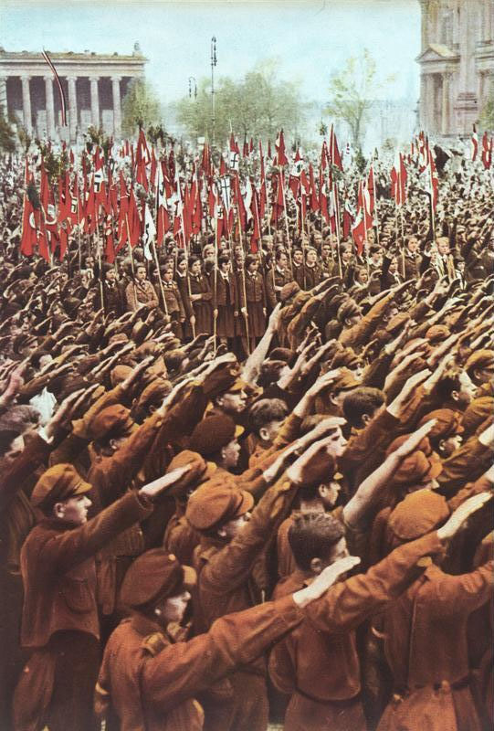 Hitlerjugend tijdens een manifestatie op de Lustgarten in Berlijn, met Hitlergroet en nationaalsocialistische vlaggen