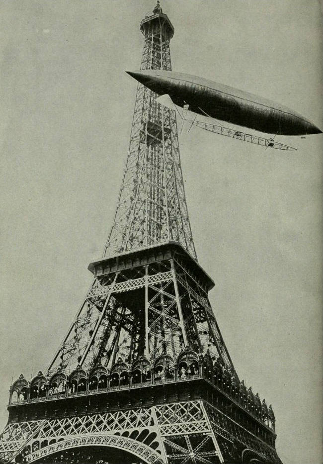 Alberto Santos-Dumont in een luchtschip bij de Eiffeltoren, 19 oktober 1901 (Wiki - Flickr - Internet Archive Book Images)
