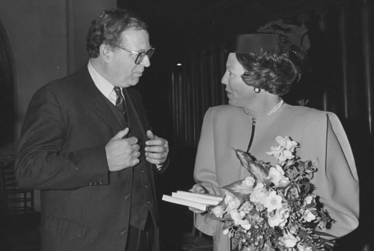 Henk Wesseling en koningin Beatrix, 1987 (CC BY-SA 3.0 - Rob C. Croes (ANEFO) - wiki)
