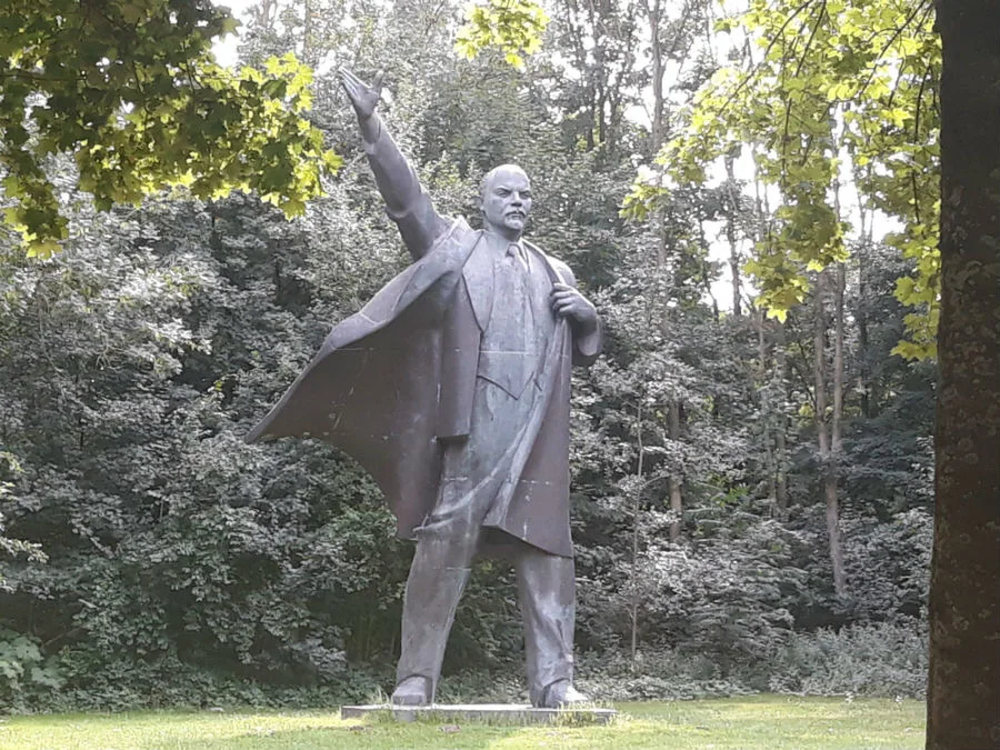 Het Lenin-beeld in Oost-Groningen (Foto Historiek)