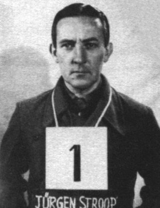 Jürgen Stroop, na zijn arrestatie door de Amerikanen (Publiek Domein - wiki)
