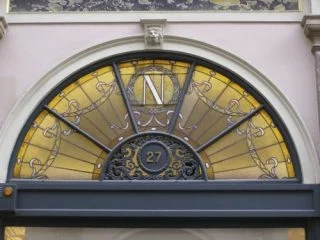 Logo van Neuhaus in glas-in-lood in Koninginnegalerij (CC BY-SA 4.0 - Andrzej Otrębski)