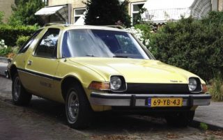 Nederlandse auto met kenteken (CC BY 2.0 - Dennis Elzinga - AMC Pacer X - wiki)