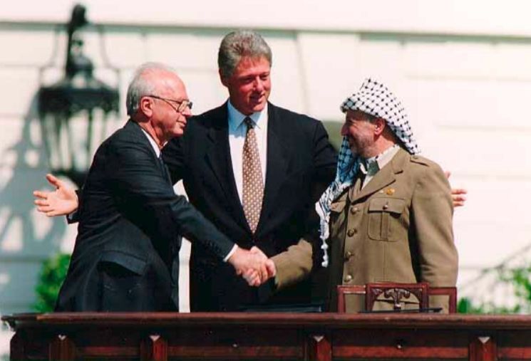 Yitzchak Rabin, Bill Clinton en Yasser Arafat tijdens de Oslo-akkoorden, 13 september 1993 (Publiek Domein - wiki - Vince Musi / Witte Huis)
