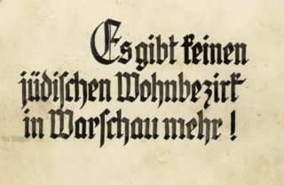 Cover van het Strooprapport met daarop de tekst "Es gibt keinen jüdischen Wohnbezirk in Warschau mehr!" (Publiek Domein - wiki)