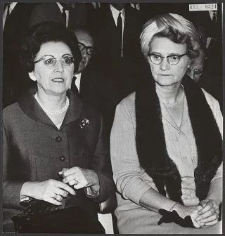 Marguerite De Riemaecker-Legot en Marga Klompé, de eerste Nederlandse vrouwelijke minister (CC0 1.0 - Nationaal Archief - wiki)