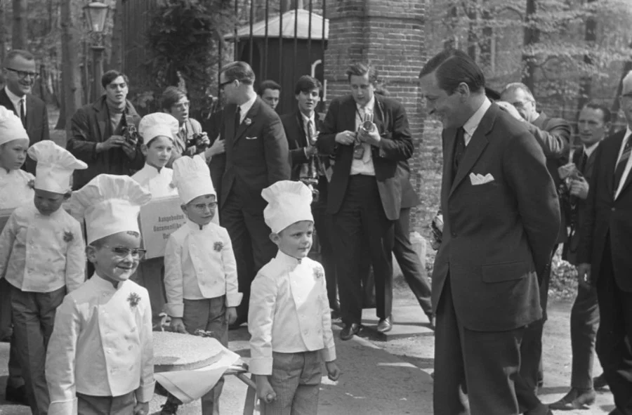 Ter gelegenheid van de geboorte van prins Willem-Alexander wordt beschuit met muisjes aangeboden aan prins Claus, 1967. (CC0 - Eric Koch / Anefo - wiki)