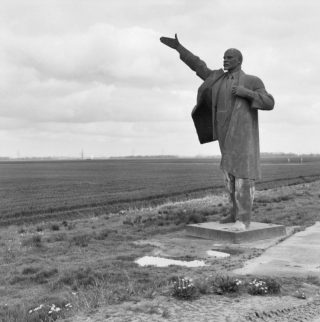 Lenin wijst de weg naar Tjuchem - Het beeld toen het nog bij Tjuchem stond, 1998 (CC BY-SA 4.0 - RCE - wiki)