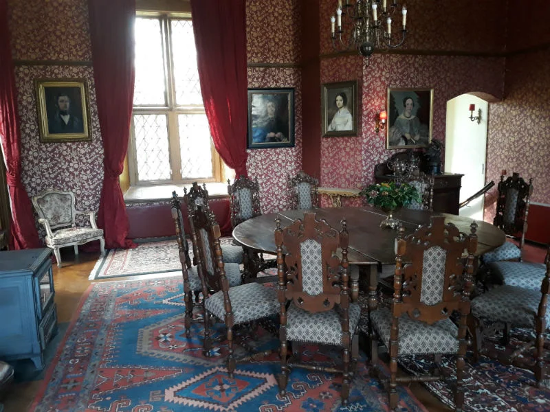 Kasteel Vorden, de ronde tafel is ooit kado gedaan door prinses Beatrix (Foto Historiek)