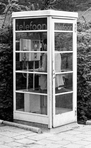 Telefoonboeken verdwenen uit telefooncellen toen mensen ‘de sterkste man’ na-aapten en ze probeerden te doorklieven. © Fotocollectie Anefo via Nationaal Archief, fotograaf Bert Verhoeff