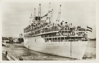 Het passagiersschip ms Oranje van de Stoomvaartmaatschappij 'Nederland' bij de aankomst in Amsterdam. Foto van Willem Job uit 1946 (Scheepvaartmuseum)