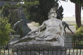 Beeld van de stervende held nadat die geraakt is in zijn Achilleshiel (CC BY-SA 3.0 - Tasoskessaris - wiki)