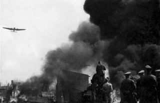 Blitzkrieg - Duitse bommenwerper boven Warschau (Publiek Domein - wiki)
