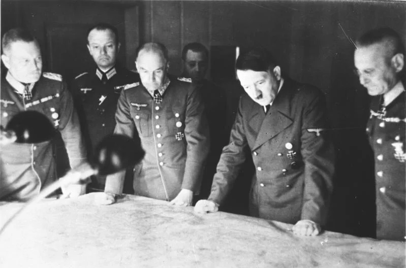 Hitler met zijn generaals (CC BY-SA 3.0 de - wiki Bundesarchiv)