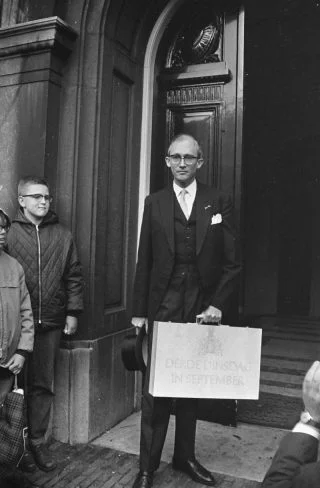 Minister Witteveen met het koffertje met de miljoenennota voor het gebouw van de Tweede Kamer, 19 september 1967 (CC0 - Fotocollectie Anefo)