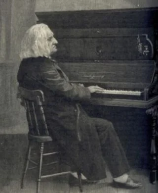 De oude Liszt achter de piano. Gravure van een foto, gemaakt door Louis Held, Weimar, 1885