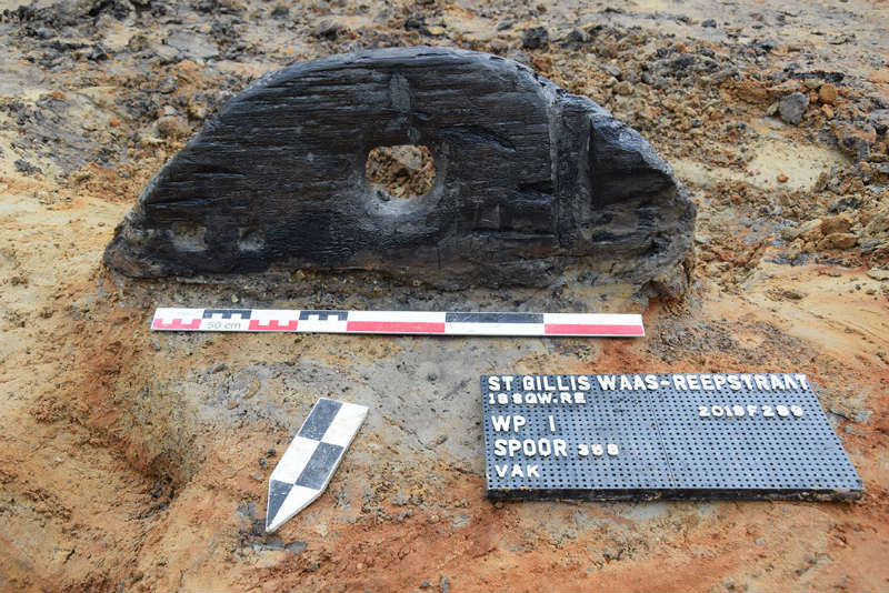 Het gevonden deel van het wiel uit de ijzertijd (Foto Erfpunt Waasland)