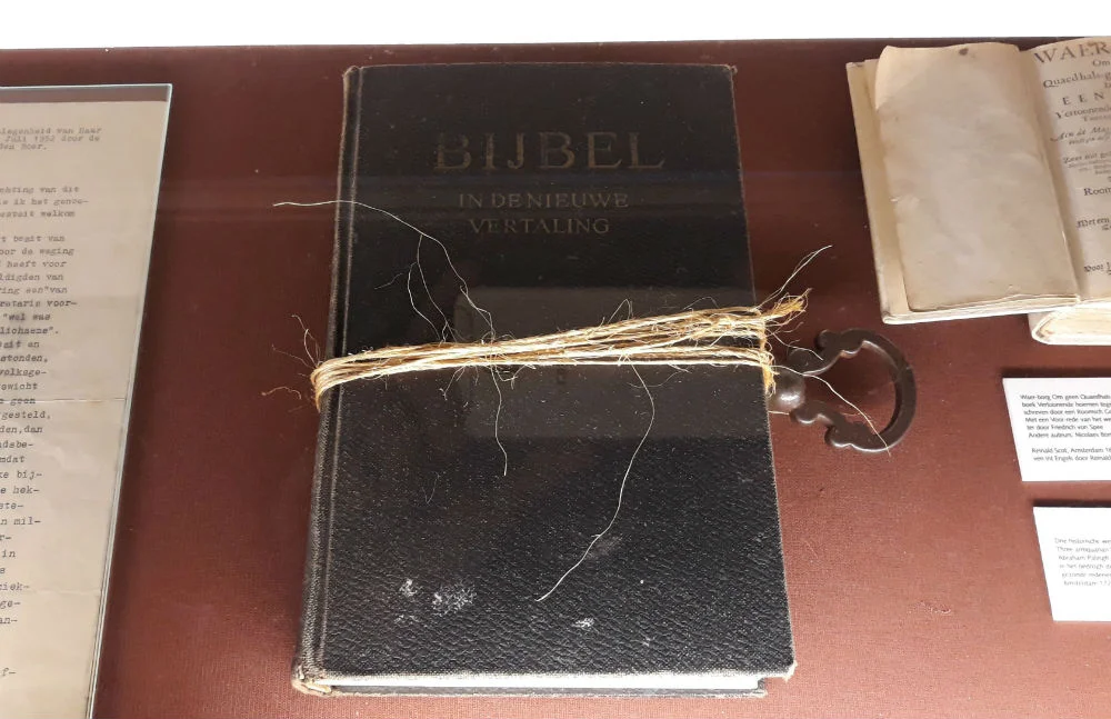 Bijbel die gebruikt is voor de sleutelproef of draaiproef, te zien in de Heksenwaag in Oudewater (Foto Historiek)
