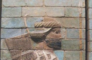 Een Perzische “speerdrager”: reliëf uit Sousa, nu in het Louvre in Parijs.