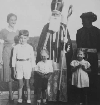 Bezoek van Sinterklaas en Zwarte Piet aan een Nederlandse familie in Nederlands-Indië, 1939, Bron: Tropenmuseum