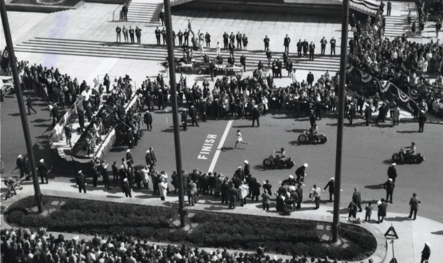 Finishlijn van de Boston Marathon in 1966 (CC BY 2.0 - City of Boston Archives - wiki)