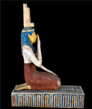 Isis treurt over de dood van haar echtgenoot Osiris, die door zijn broer is vermoord. Zij raapt zijn stukjes bij elkaar en brengt hem weer tot leven. Het zeldzame museumstuk van 300-200 v. Chr.,  is uitgeleend door het Roemer- und Pelizaeusmuseum in Hildesheim, Duitsland. (Foto: Roemer- und Pelizaeusmuseum - RMO)