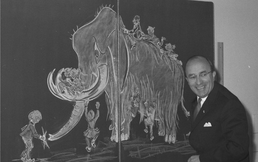 Mammoetwet van 1968 - Minister-president Cals poserend voor een schoolbord waarop een mammoet is getekend (cc0 - Anefo - Voets, Jan, wiki)