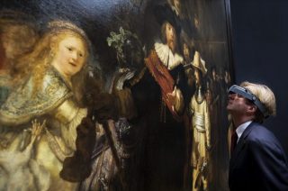 Rijksmuseum-directeur Taco Dibbits bij De Nachtwacht - Foto Rijksmuseum