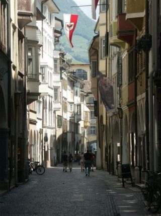 Straat in Bolzano (Bozen), hoofdstad van Zuid-Tirol (CC BY 2.5 - Hubert Berberich)
