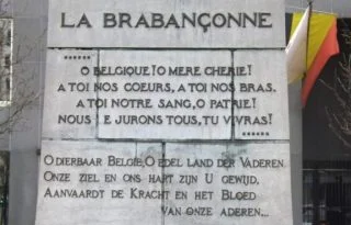 Volkslied van België - Brabançonne - Een deel van de tekst gegraveerd in het standbeeld in het Quartier des Libertés (CC BY-SA 2.0 - jpbatiste - wiki)