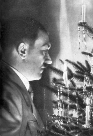 Adolf Hitler bij de kerstboom: geen vanzelfsprekende combinatie. (Collectie auteur)