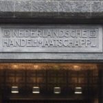 De naam van de Nederlandsche Handel-Maatschappij (NHM) boven de ingang van het huidige Stadsarchief Amsterdam. (CC BY 3.0 - Jane023)